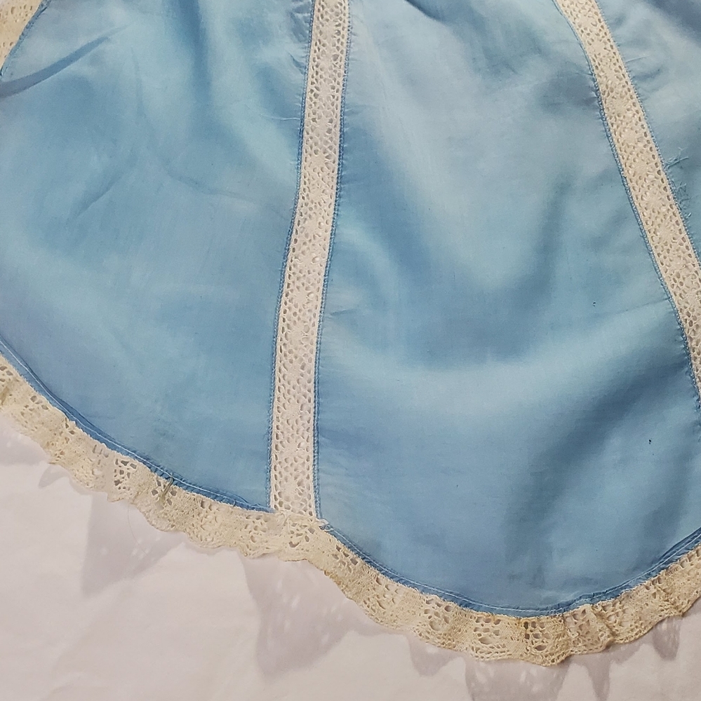 Blue Vintage Feminine Apron with White Lace Edging - Picture 5 of 8